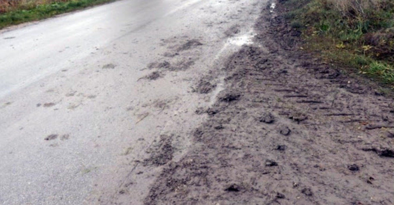 Traktor bez sprawnego licznika, zabrudził drogę krajową. Kierowca z mandatem