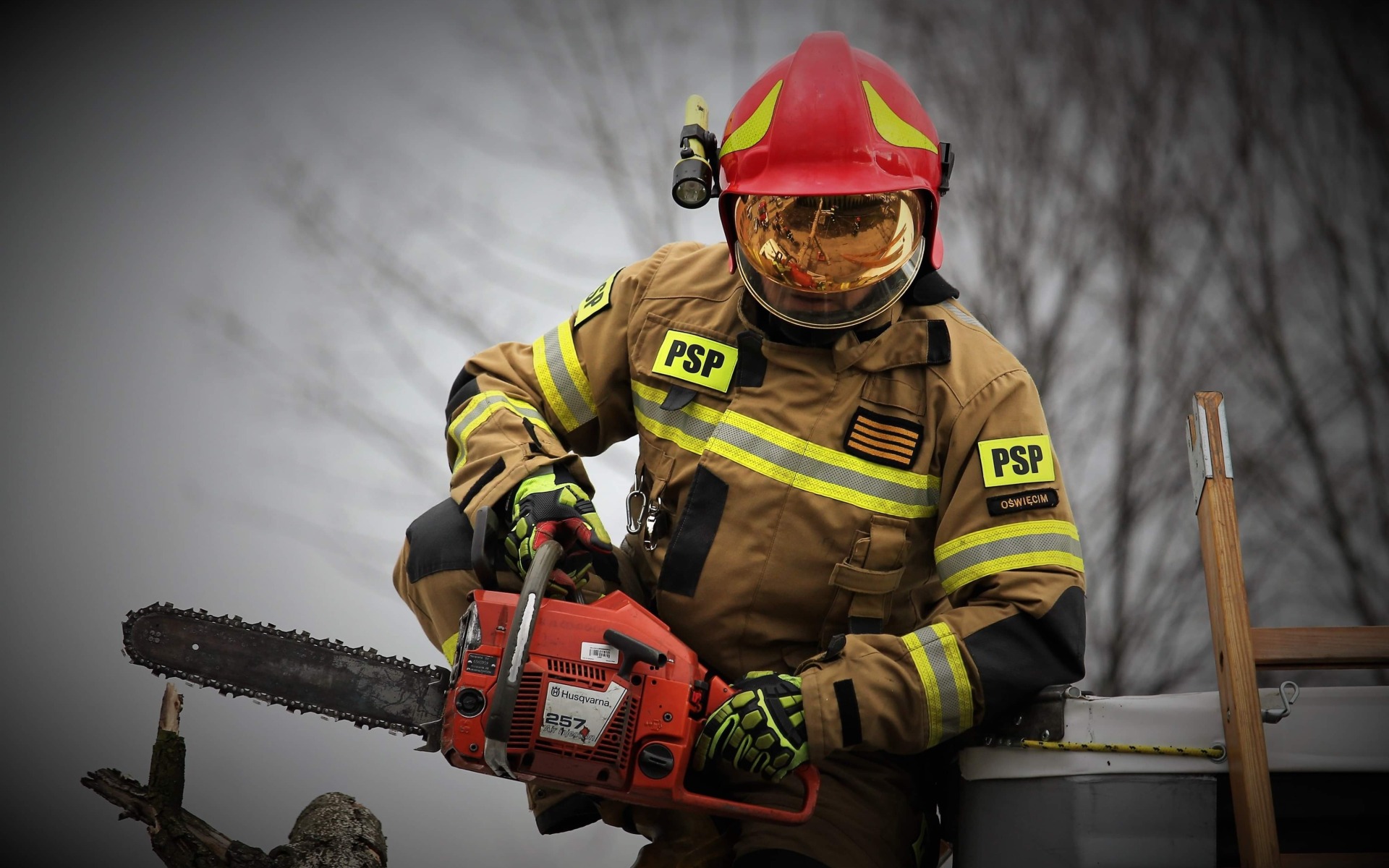 Kolejny dzień zmagań strażaków z skutkami silnego wiatru. NA ŻYWO !