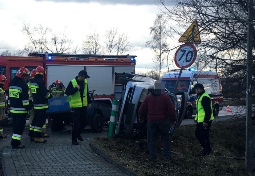 Dwa pojazdy zderzyły się na starej drodze wojewódzkiej w Bobrku – ZDJĘCIA!