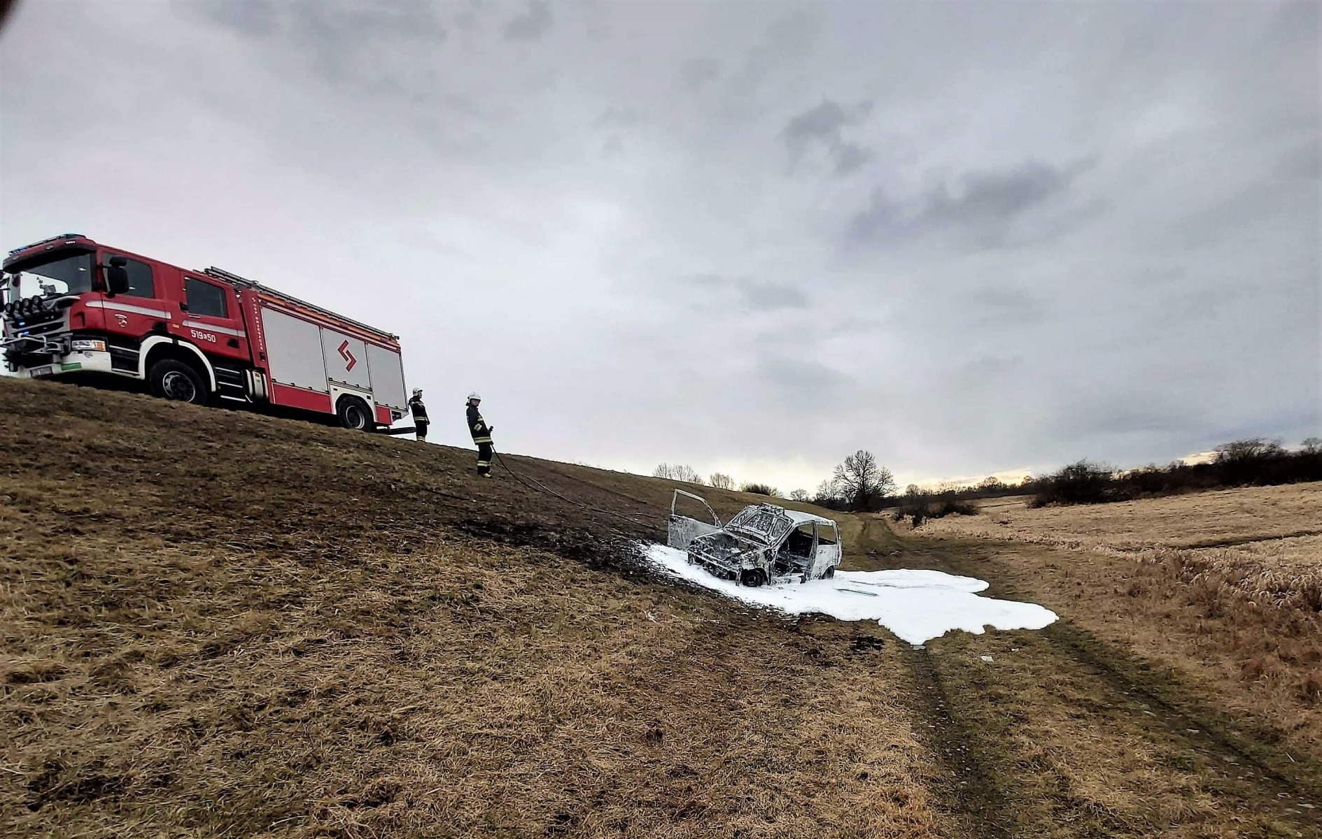 Pożar samochodu na wale wiślanym w Brzeszczach – ZDJĘCIA!
