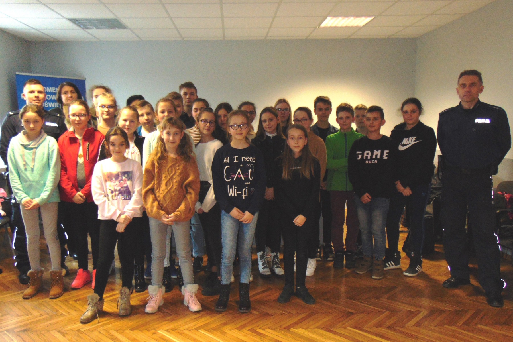 „Zagrożenia w sieci”.  Profilaktyczne spotkanie w oświęcimskiej komendzie Policji z uczniami  Szkoły Podstawowej w Laskowej