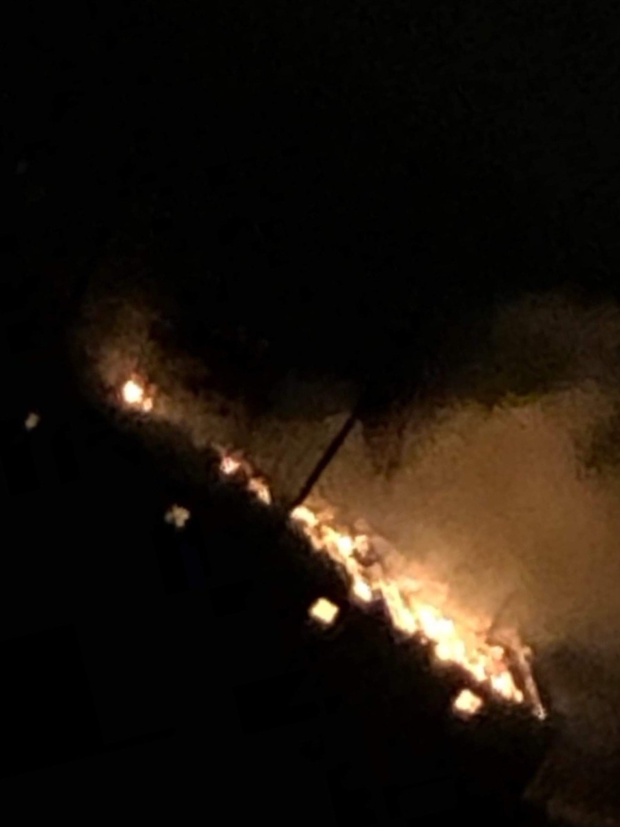 Pożar budynku w Brzezince. Płonie stara ferma drobiu