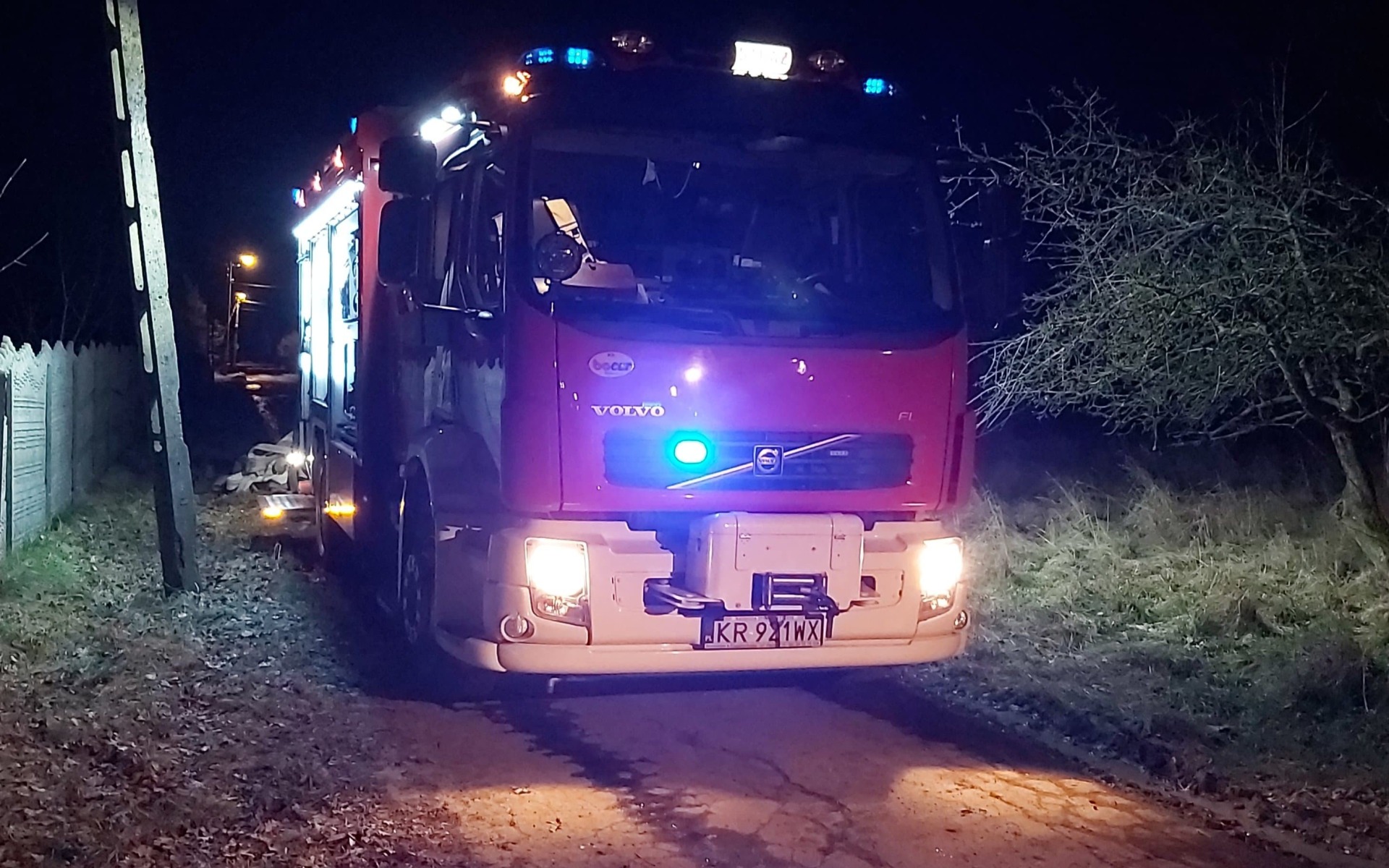 Pożar starej fermy drobiu w Brzezince – ZDJĘCIA, FILM!