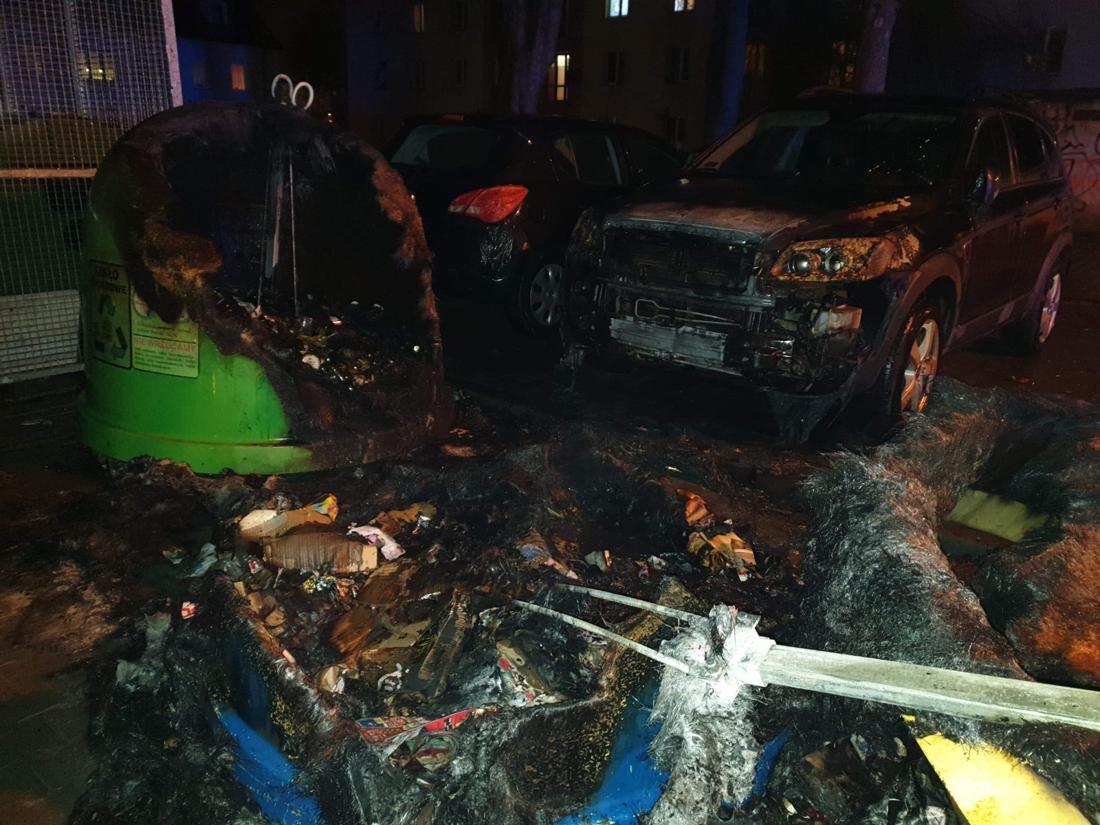 Seria podpaleń kontenerów. Od jednego z nich zajął się samochód osobowy – ZDJĘCIA, FILM!