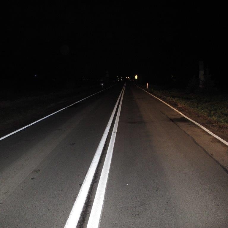 Poważny wypadek w Rudzach. Sprawca potrącenia dwóch osób uciekł z miejsca zdarzenia