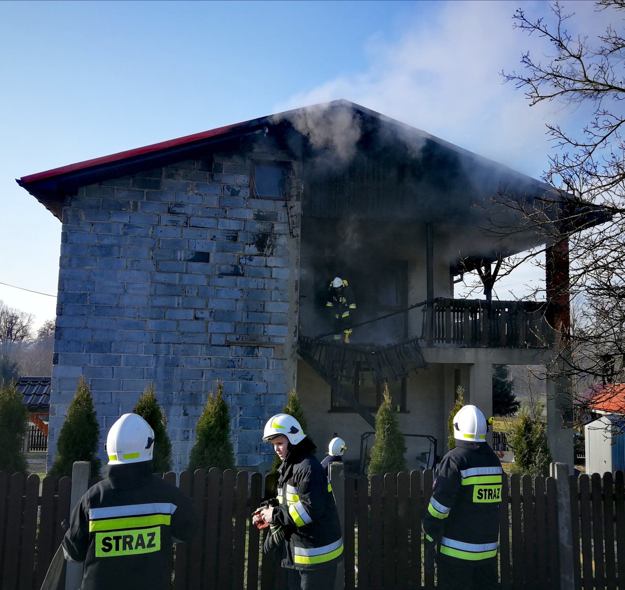 Pożar budynku mieszkalnego w Piotrowicach – FILM, ZDJĘCIA!