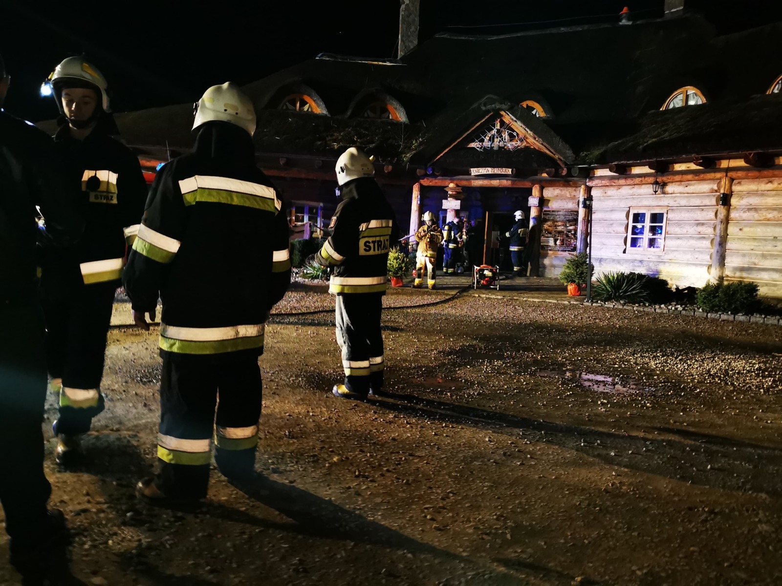 Zadymienie w restauracji w Łękach. Trwa akcja straży pożarnej – ZDJĘCIA!