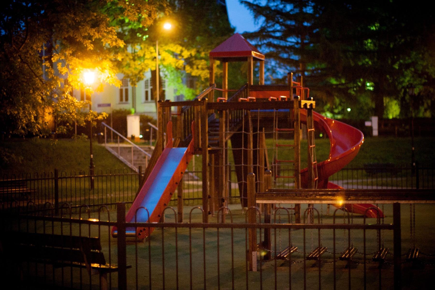 Grupy młodzieży zakłócały ciszę nocną oraz nieprzestrzegały wytycznych w związku z COVID-19. Na miejsce spotkań wybrali plac zabaw