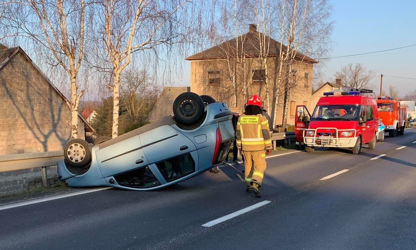 Rajd pijanego kierowcy zakończył się dachowaniem na krajówce – ZDJĘCIA!