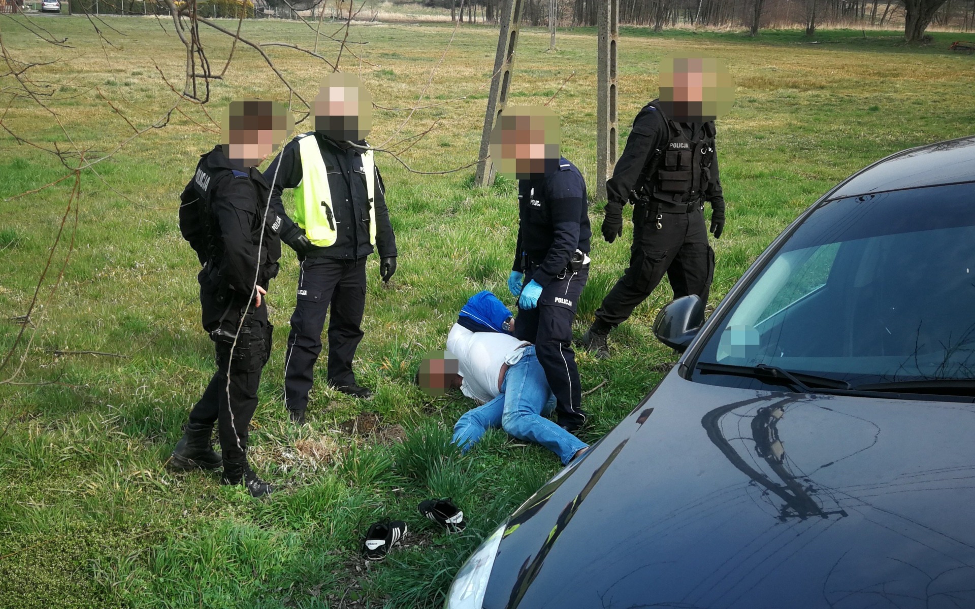 Policyjny pościg za poszukiwanym. Uszkodzony nieoznakowany radiowóz – ZDJĘCIA!