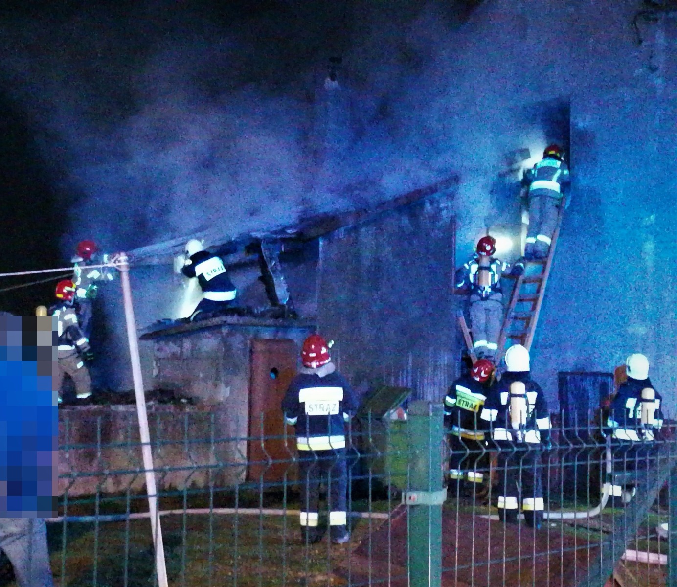 Pożar w Bobrku. Strażacy gaszą budynek – ZDJĘCIA!