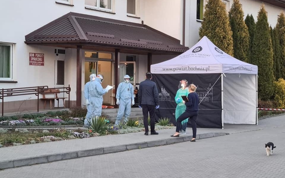 Ratownicy Zintegrowanej Służby Ratowniczej pomagają w walce z epiedemią na terenie powiatu bocheńskiego