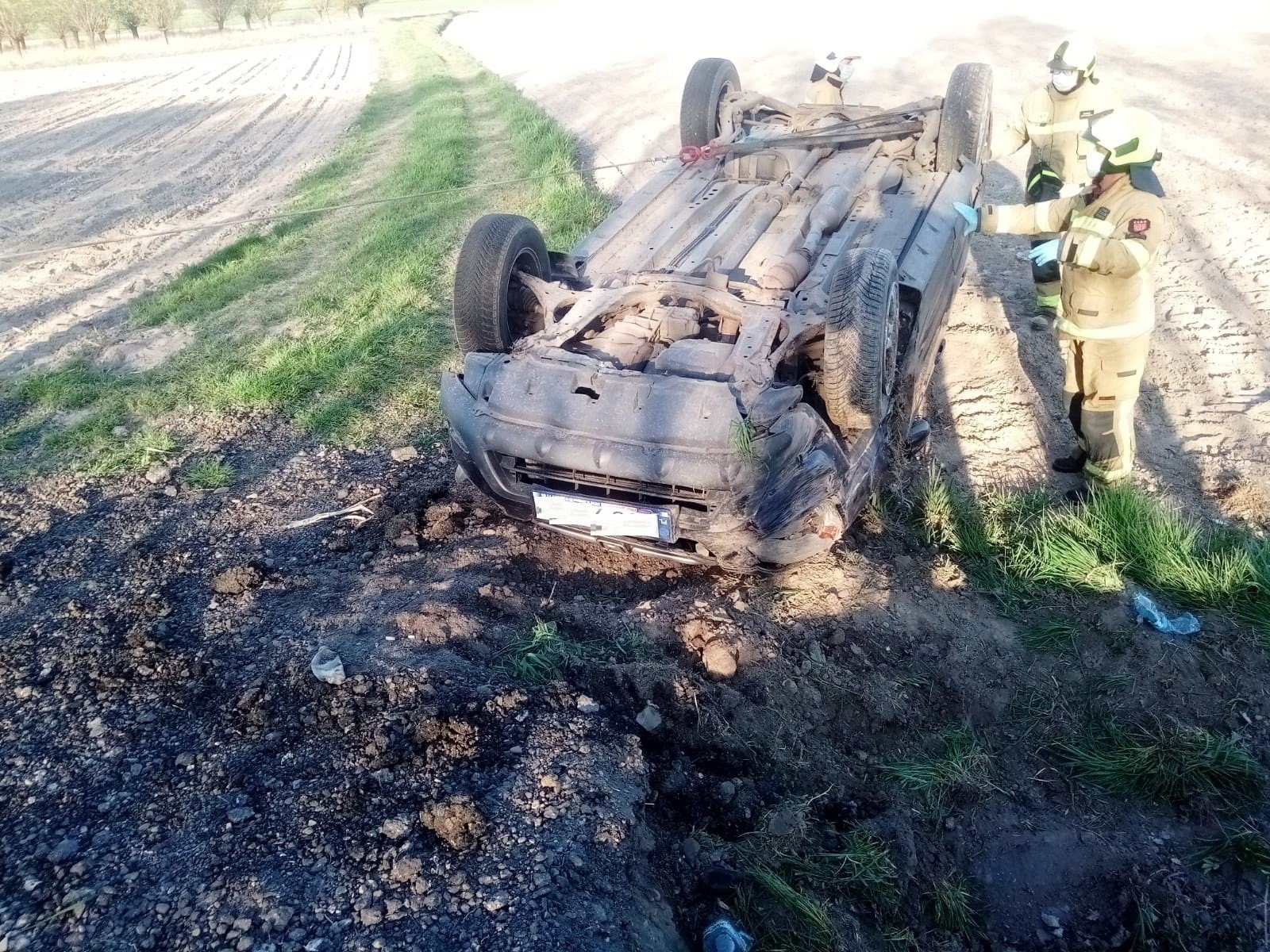 Policjant jadąc na służbę ratował  kierowcę Hondy, która dachowała. Okazało się, że mężczyzna ma 2,3 promila alkoholu