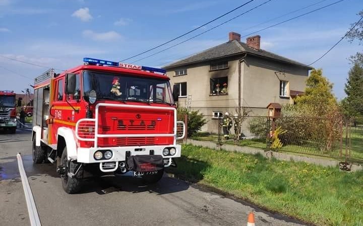 Pożar budynku mieszkalnego. Cztery osoby poszkodowane – ZDJĘCIA!
