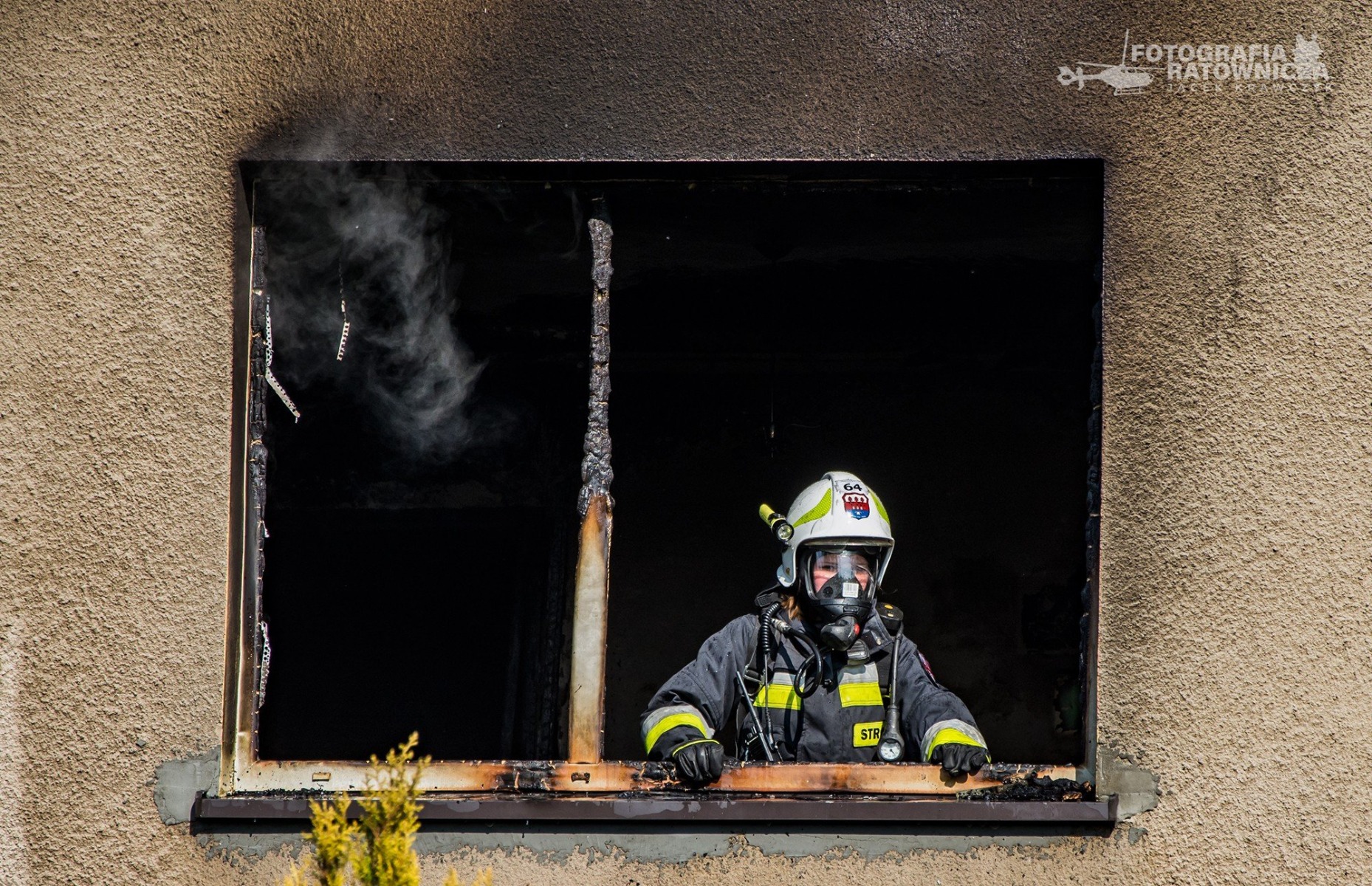 Pożar budynku mieszkalnego w Brzeszczach. Strażacy z OSP Bór, prowadzą zbiórkę dla pogorzelców – ZDJĘCIA