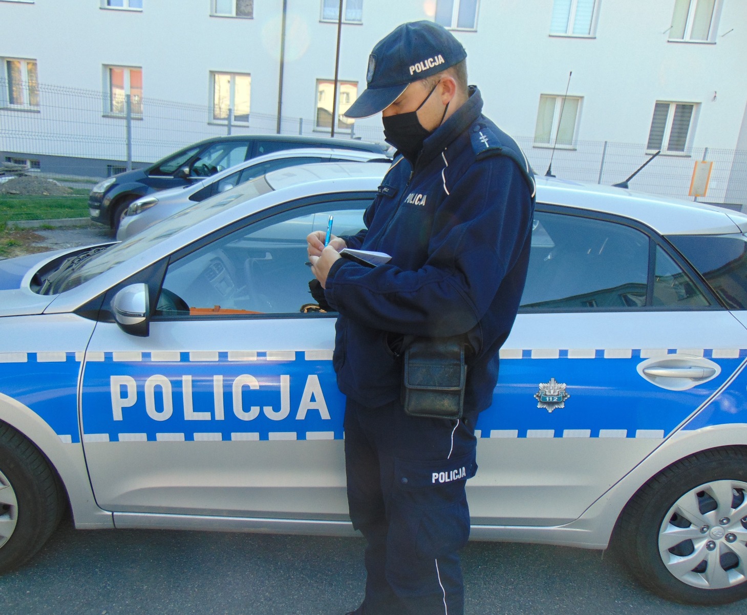 Znieważył policjantów, po tym,  jak zareagowali na brak maseczki i picie alkoholu w miejscu publicznym