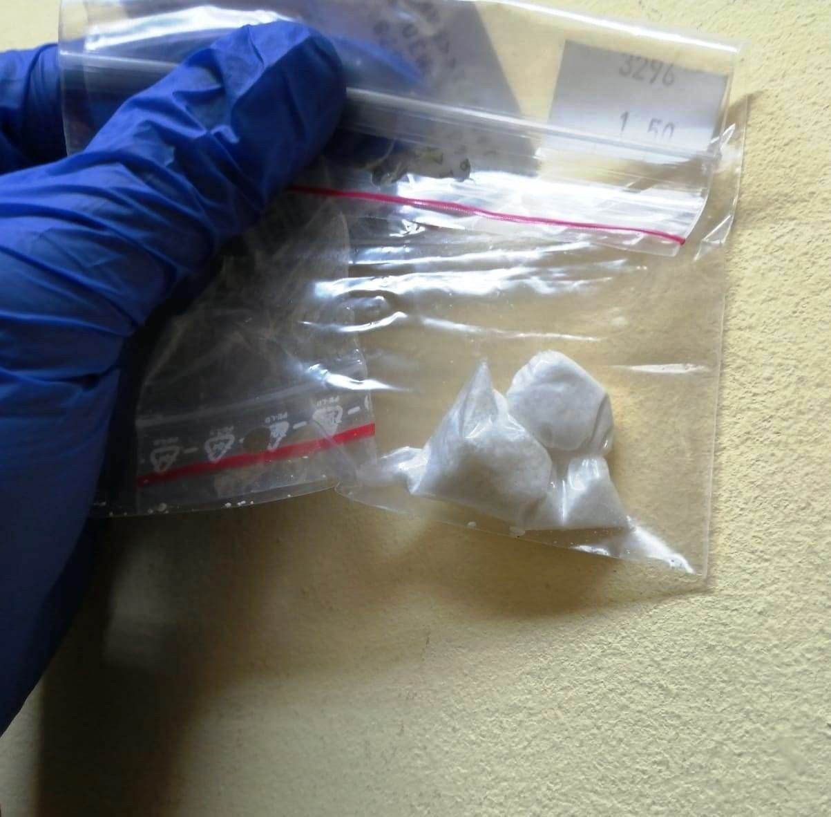 Kierowca pod wpływem amfetaminy wyprzedzał na podwójnej ciągłej