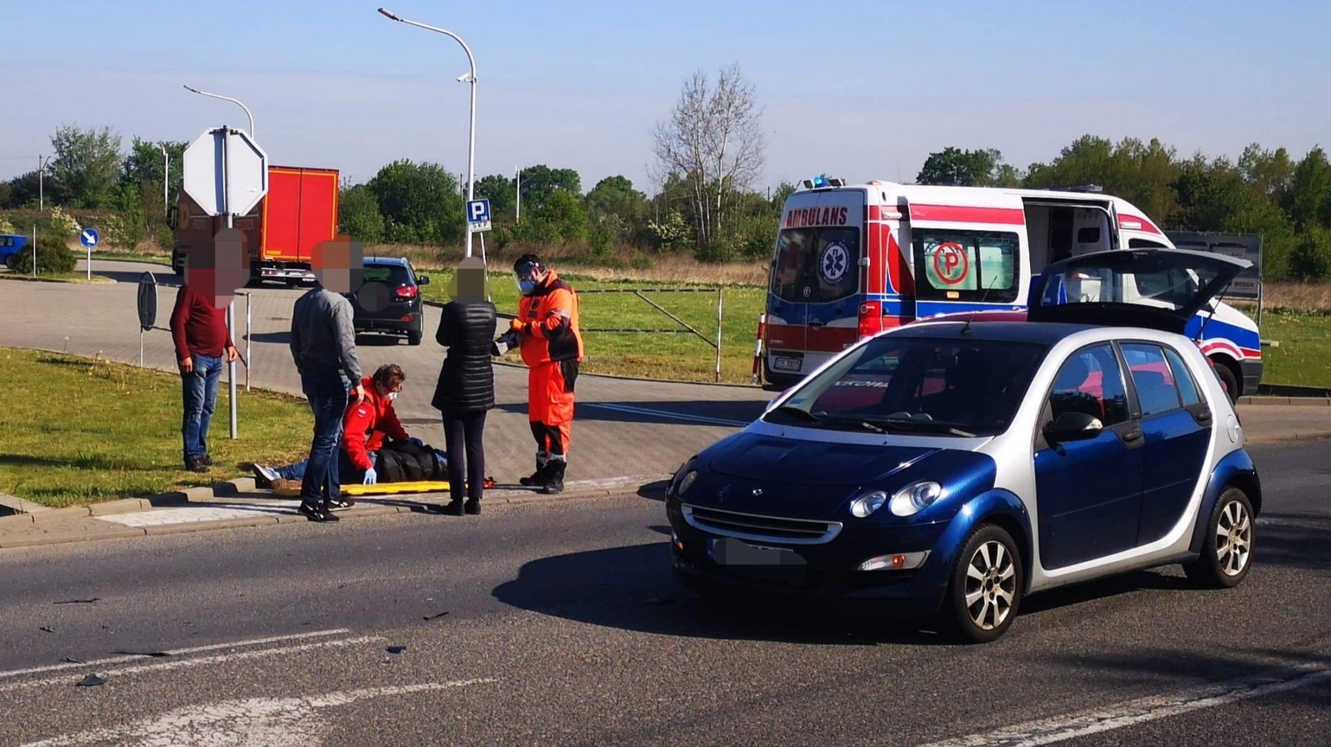 Zderzenie samochodu z motorowerem w Broszkowicach – ZDJĘCIA!