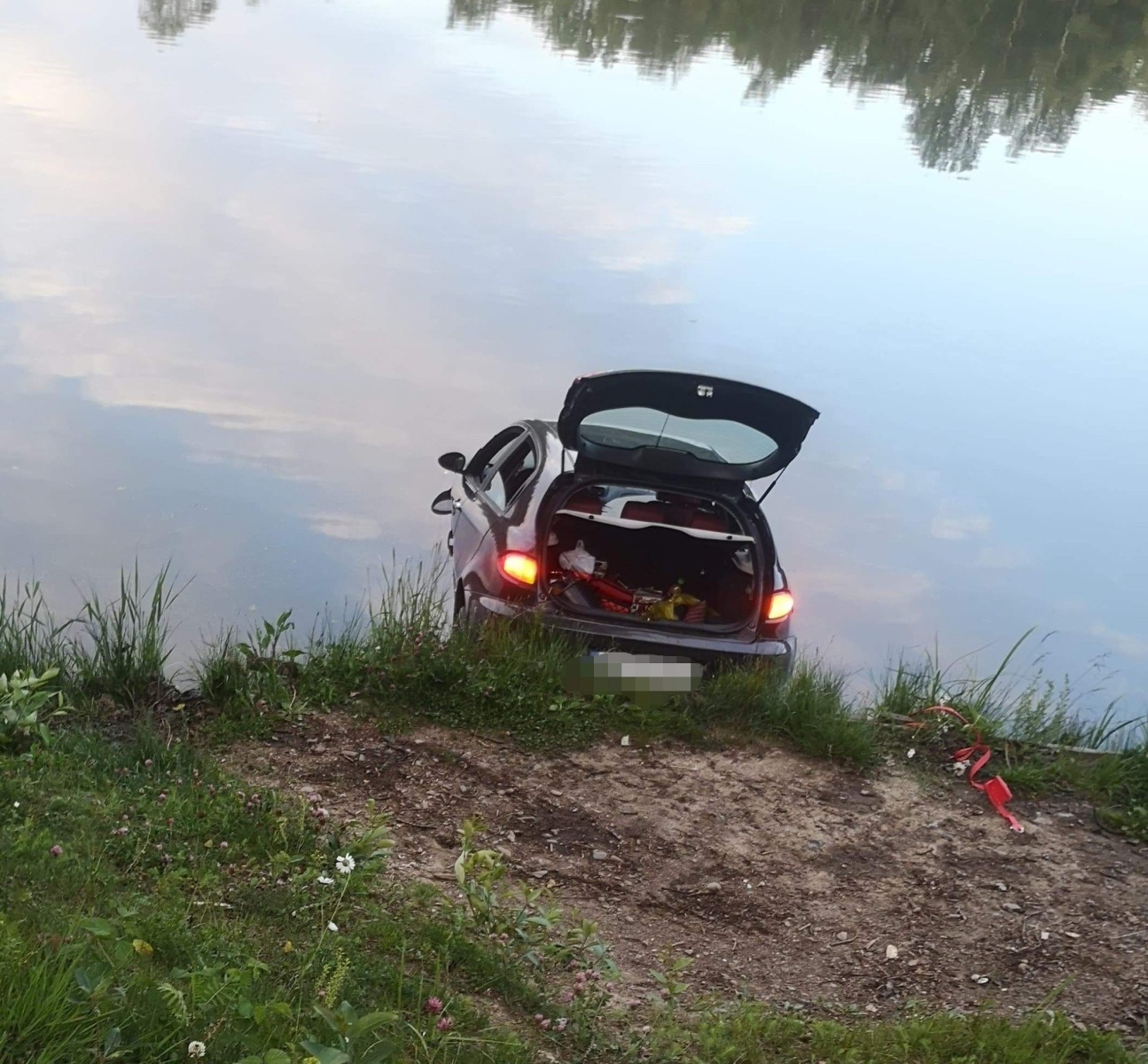Samochód stoczył się do stawu. Trwa akcja służb ratowniczych – ZDJĘCIA!