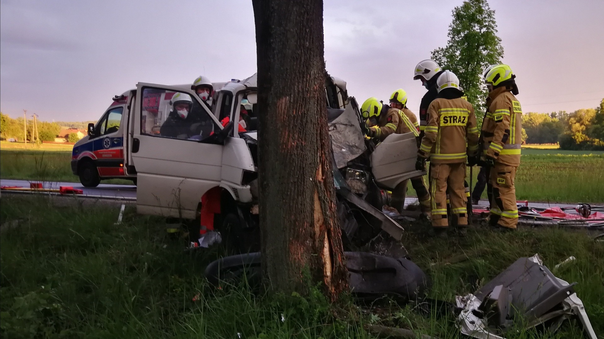 Poważny wypadek na DK44 w Zatorze. Trwa ewakuacja zakleszczonej osoby – ZDJĘCIA!