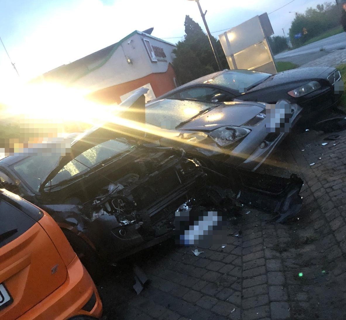 Samochodem wjechał w kilka zaparkowanych pojazdów – ZDJĘCIA!