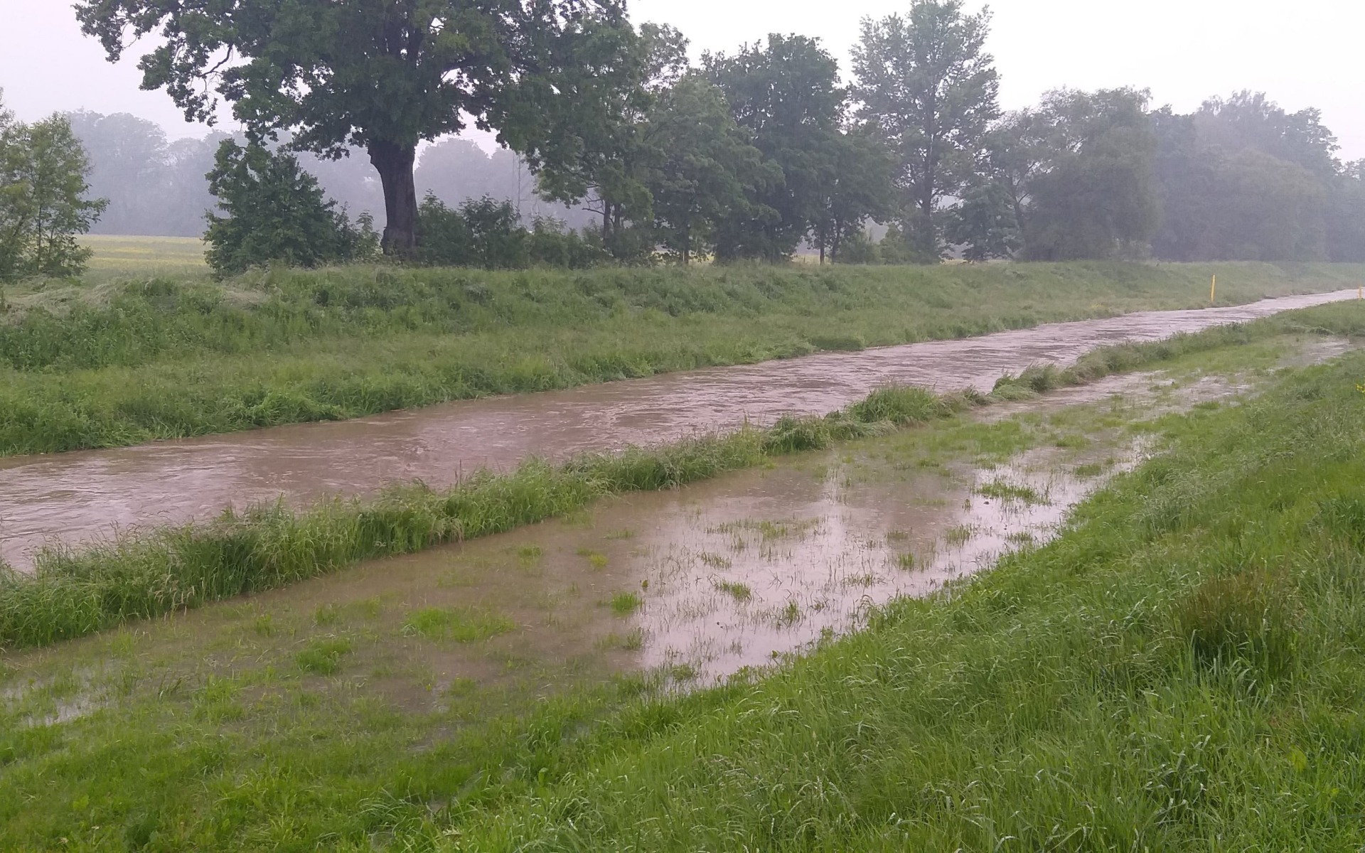 Stan alarmowy na rzecze Wiśle w Jawiszowicach. Kilka interwencji strażaków – ZDJĘCIA!