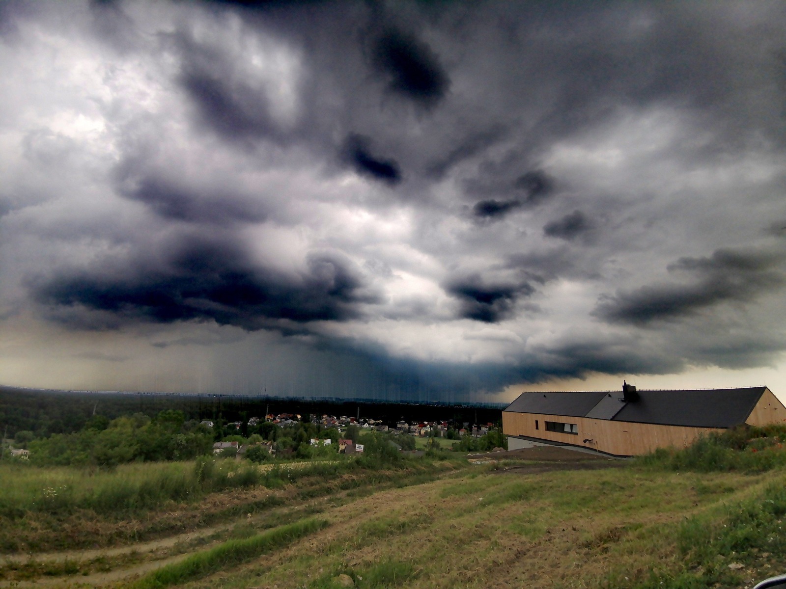Kolejny dzień z ostrzeżeniem przed silnymi burzami !