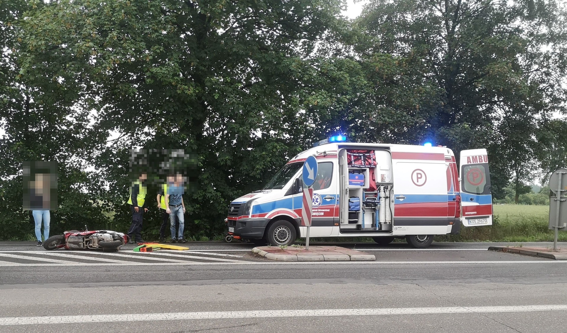 Wypadek z udziałem motorowerzysty. Jeden z pojazdów oddalił się z miejsca wypadku – ZDJĘCIA!