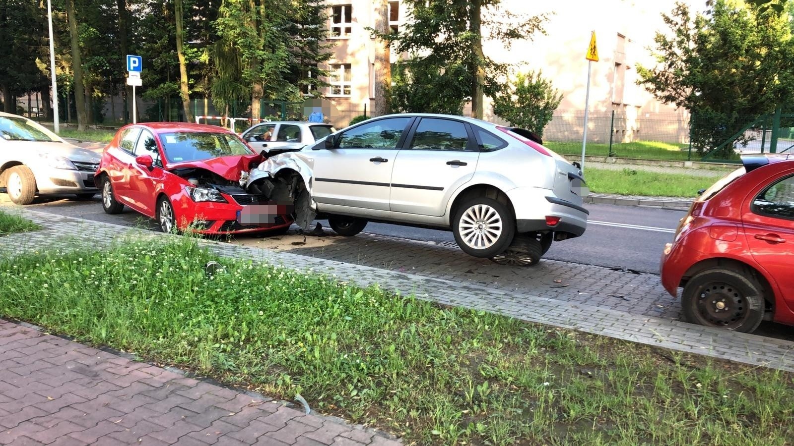 Niebezpieczne zdarzenie w Oświęcimiu. Uszkodzonych sześć pojazdów – ZDJĘCIA!