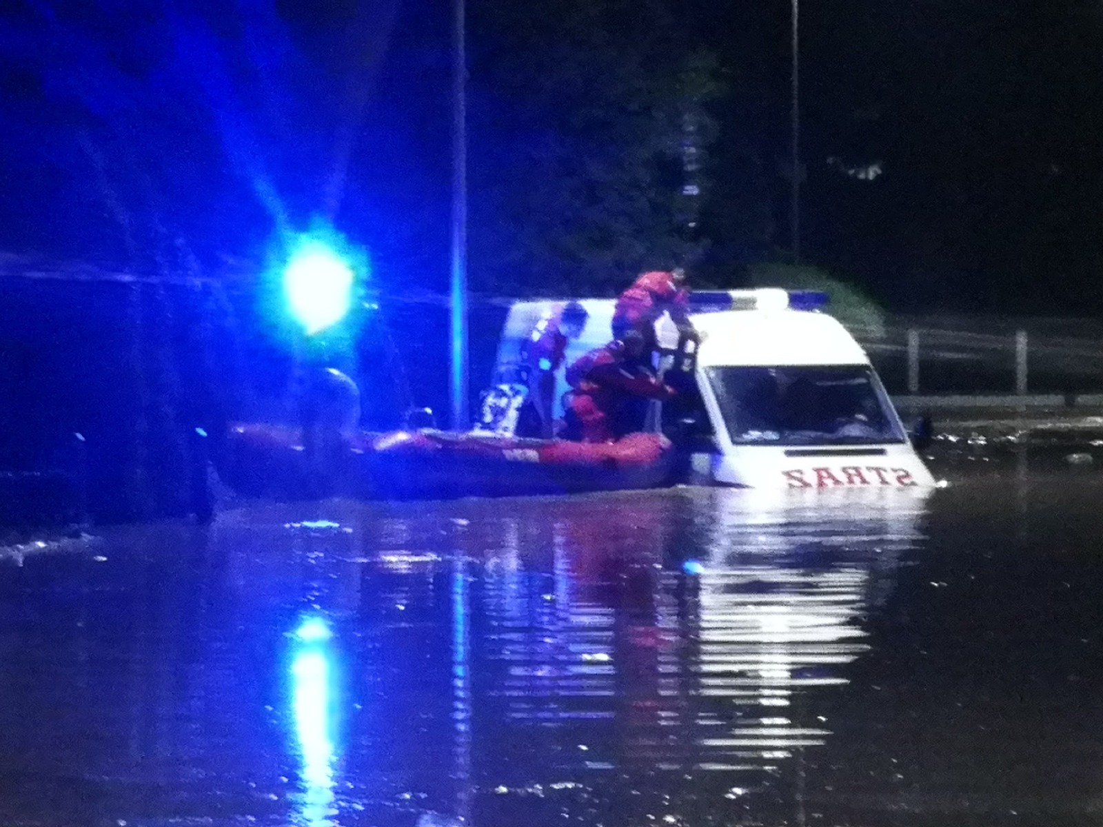 Ratownicy z powiatu oświecimskiego ewakuowali osoby z wozu strażackiego, którego porwał nurt rzeki