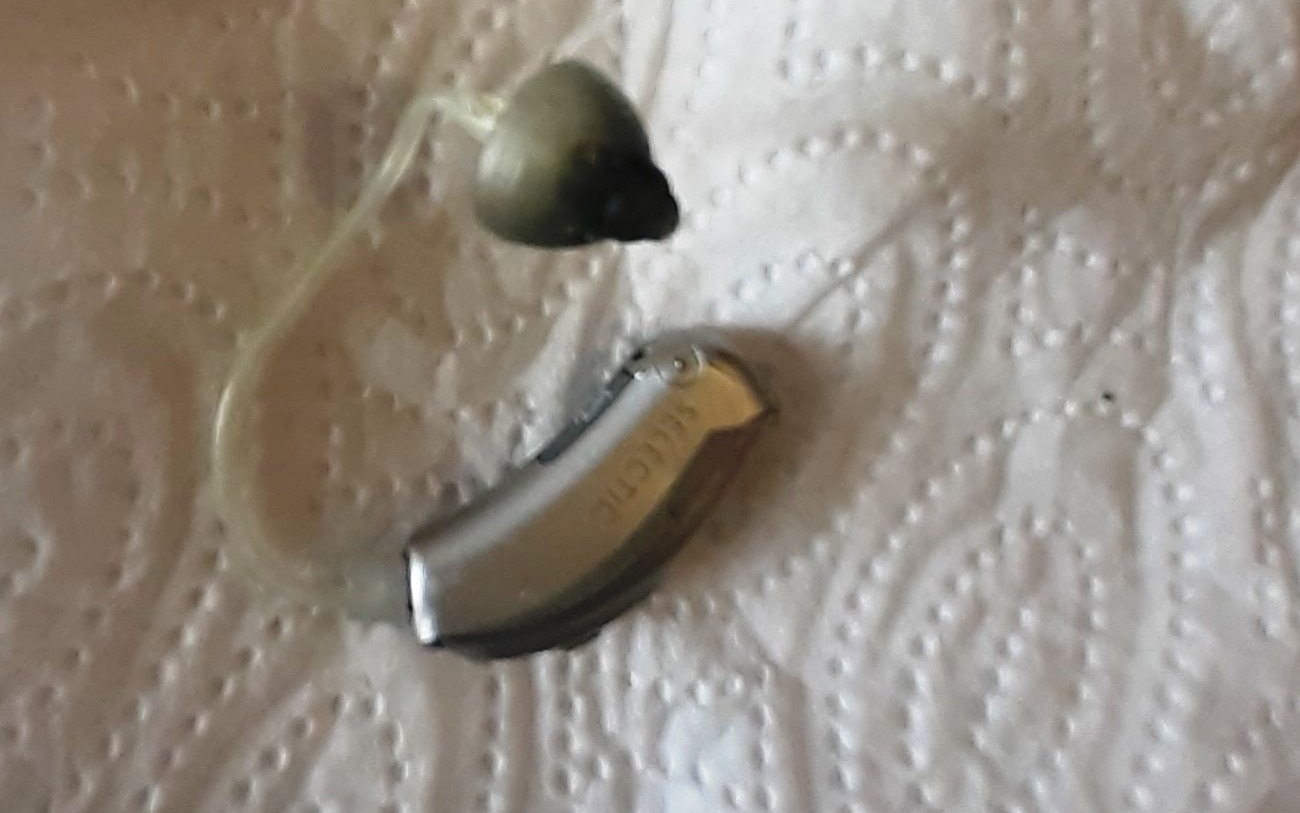 Znaleziono aparat słuchowy. Właściciel może go odebrać w komisariacie Policji w Kętach