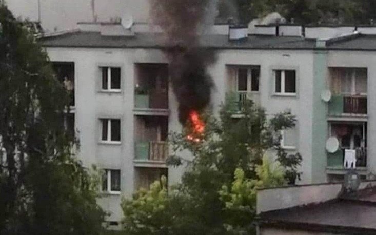Pożar budynek wielorodzinnego. W akcji kilka zastępów straży pożarnej – ZDJĘCIA!