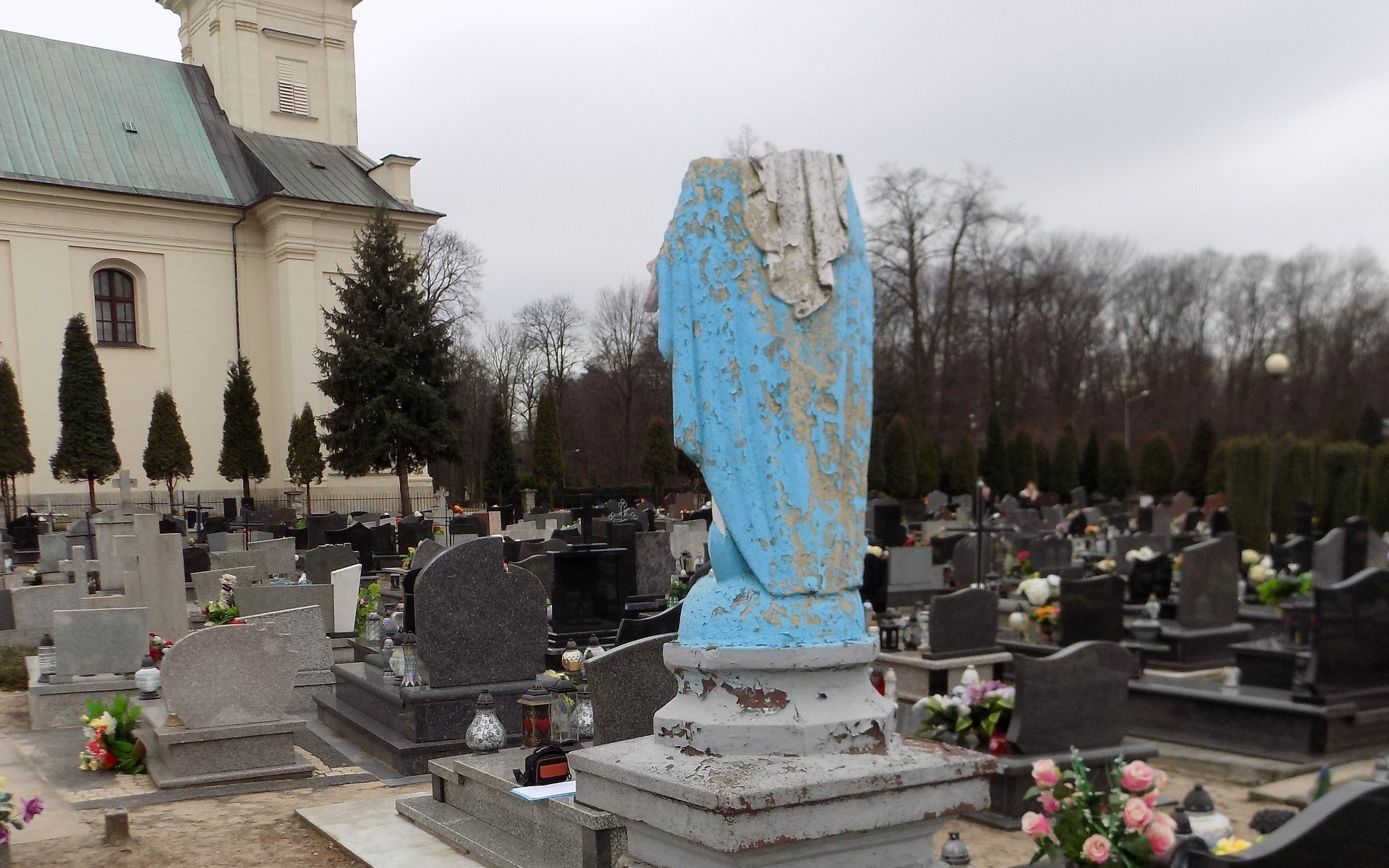 Cmentarny wandal zatrzymany. Grozi mu kara do 5 lat pozbawienia wolności – ZDJĘCIA!