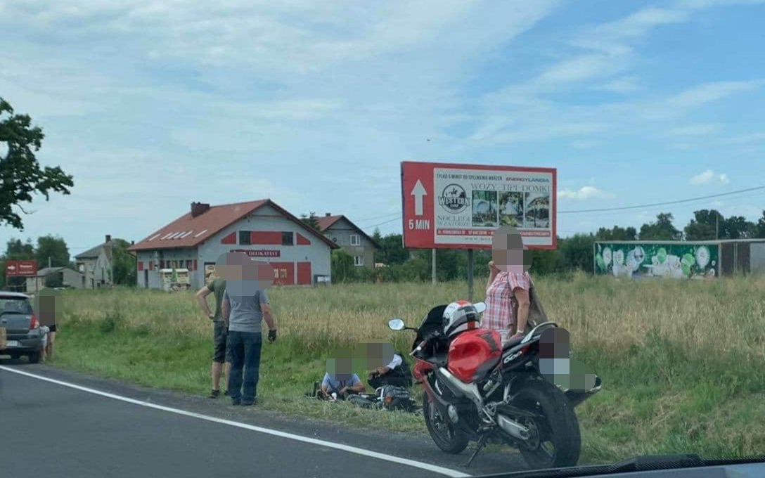 Wypadek z udziałem motocykla na DK28