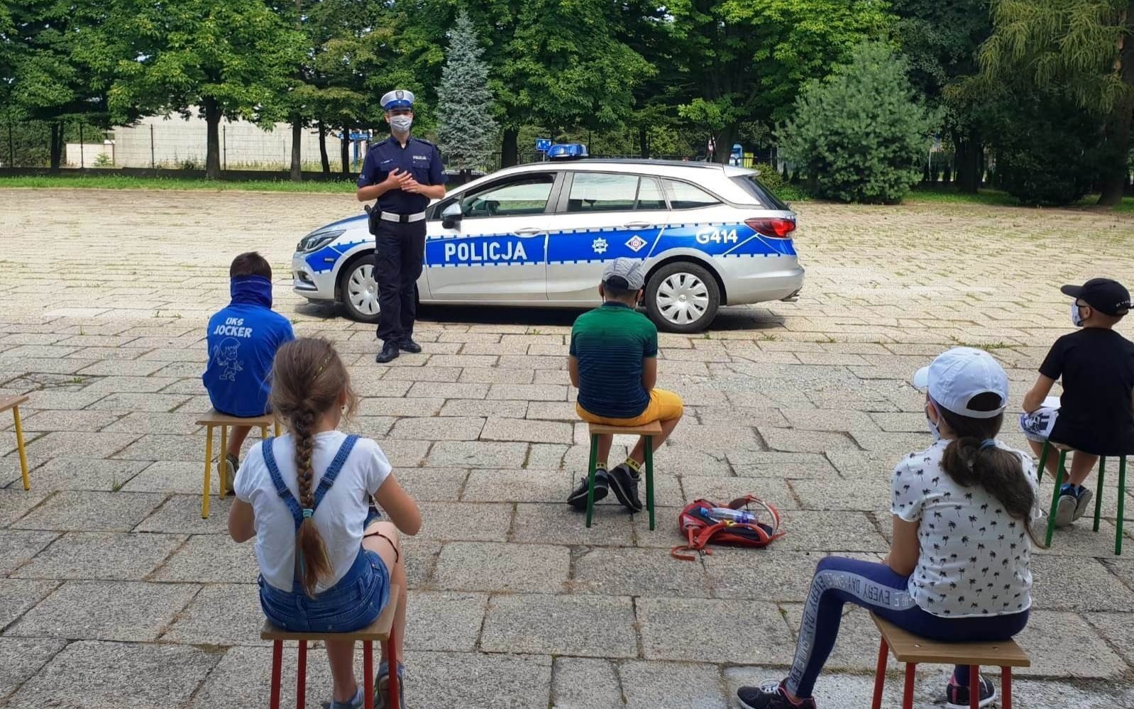 „Bezpieczne Wakacje 2020″. Policjanci rozmawiali o bezpieczeństwie z uczestnikami półkolonii.