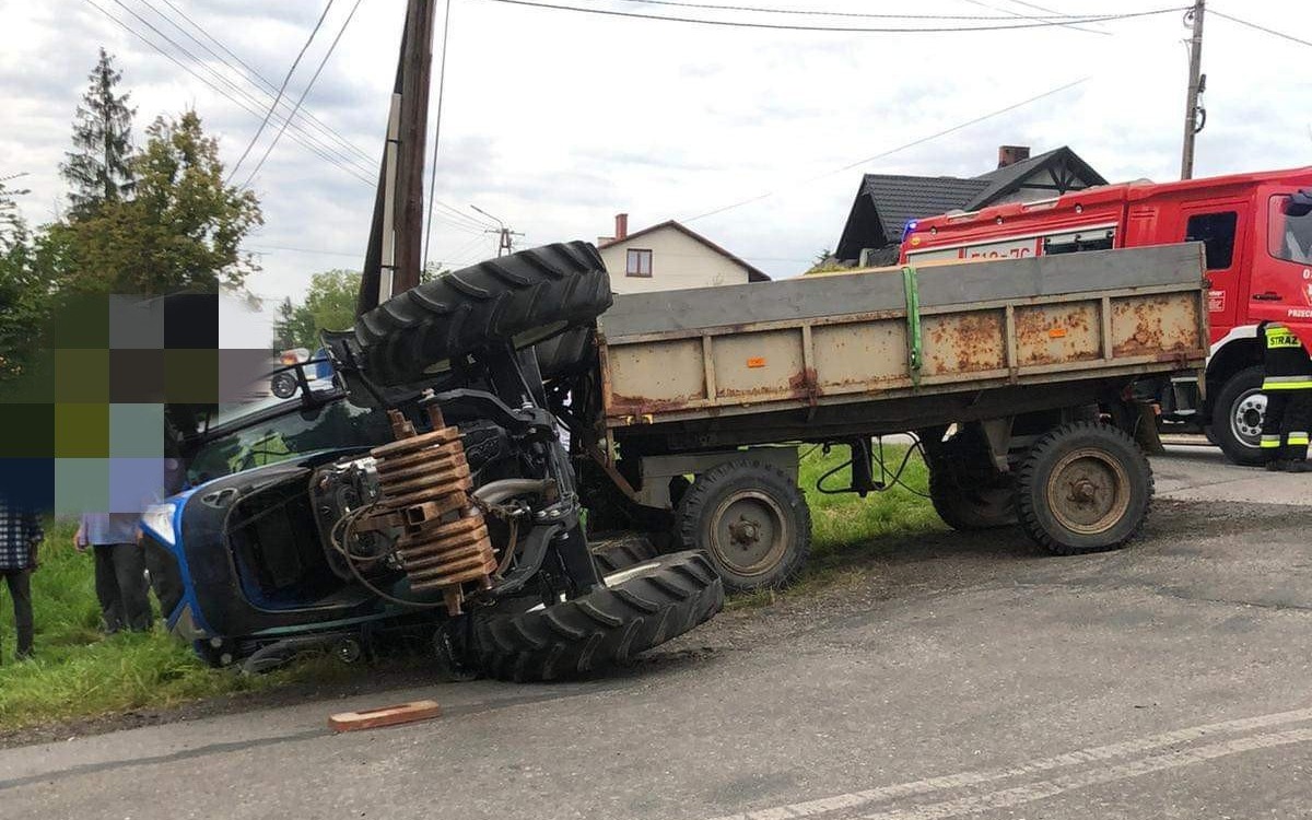 Wypadek z udziałem ciągnika rolniczego w Piotrowicach – ZDJĘCIA!