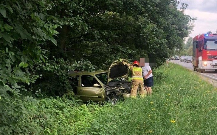Karambol na byłej drodze wojewódzkiej w Bobrku. Trwa akcja służb – ZDJĘCIA!