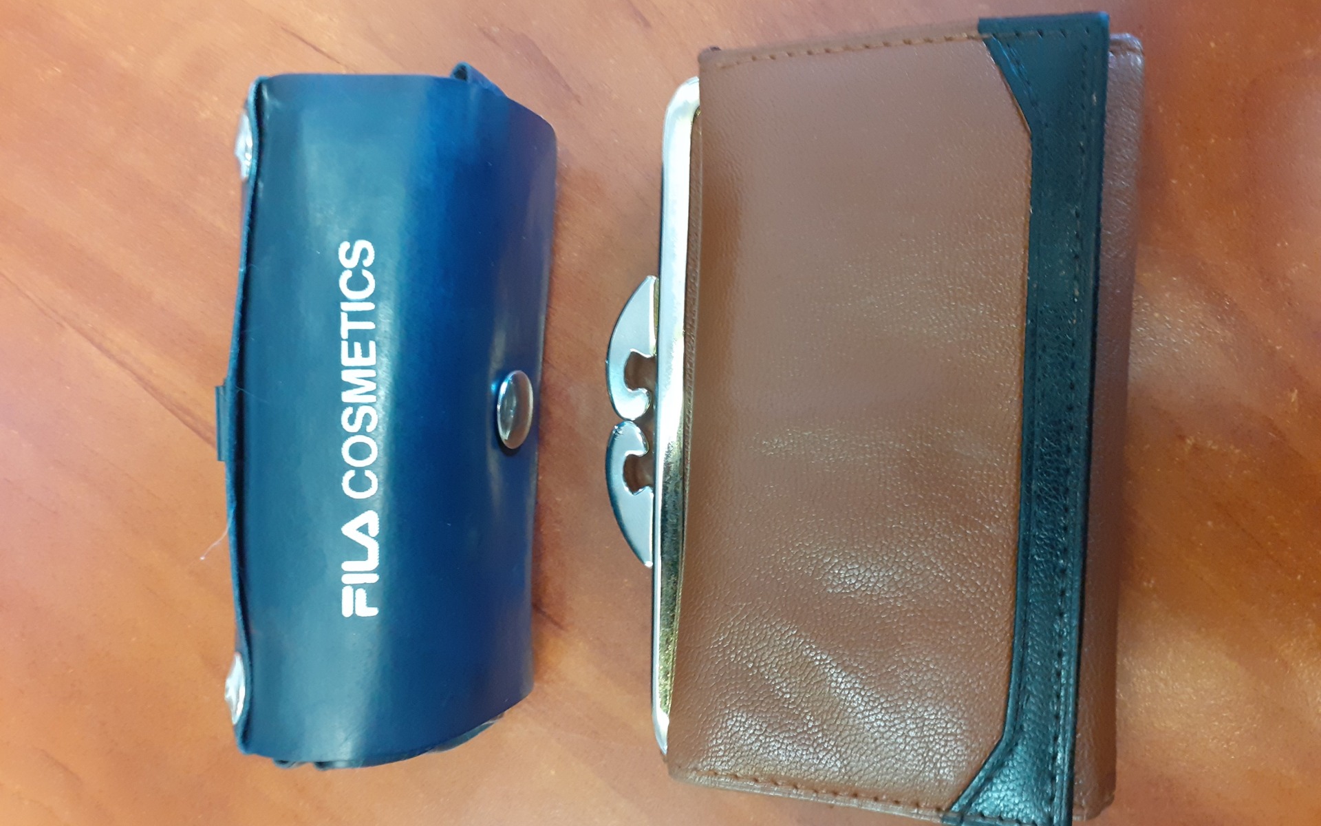 Portfel i kosmetyczna czekają na właścicielkę w komisariacie