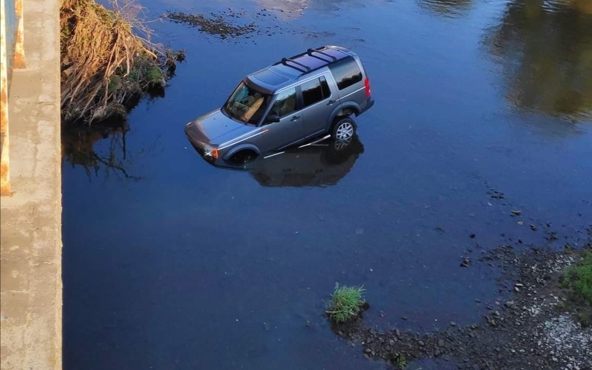 Dwie strażackie interwencje na rzece Sole. Strażacy ewakuują osoby oraz … samochód !