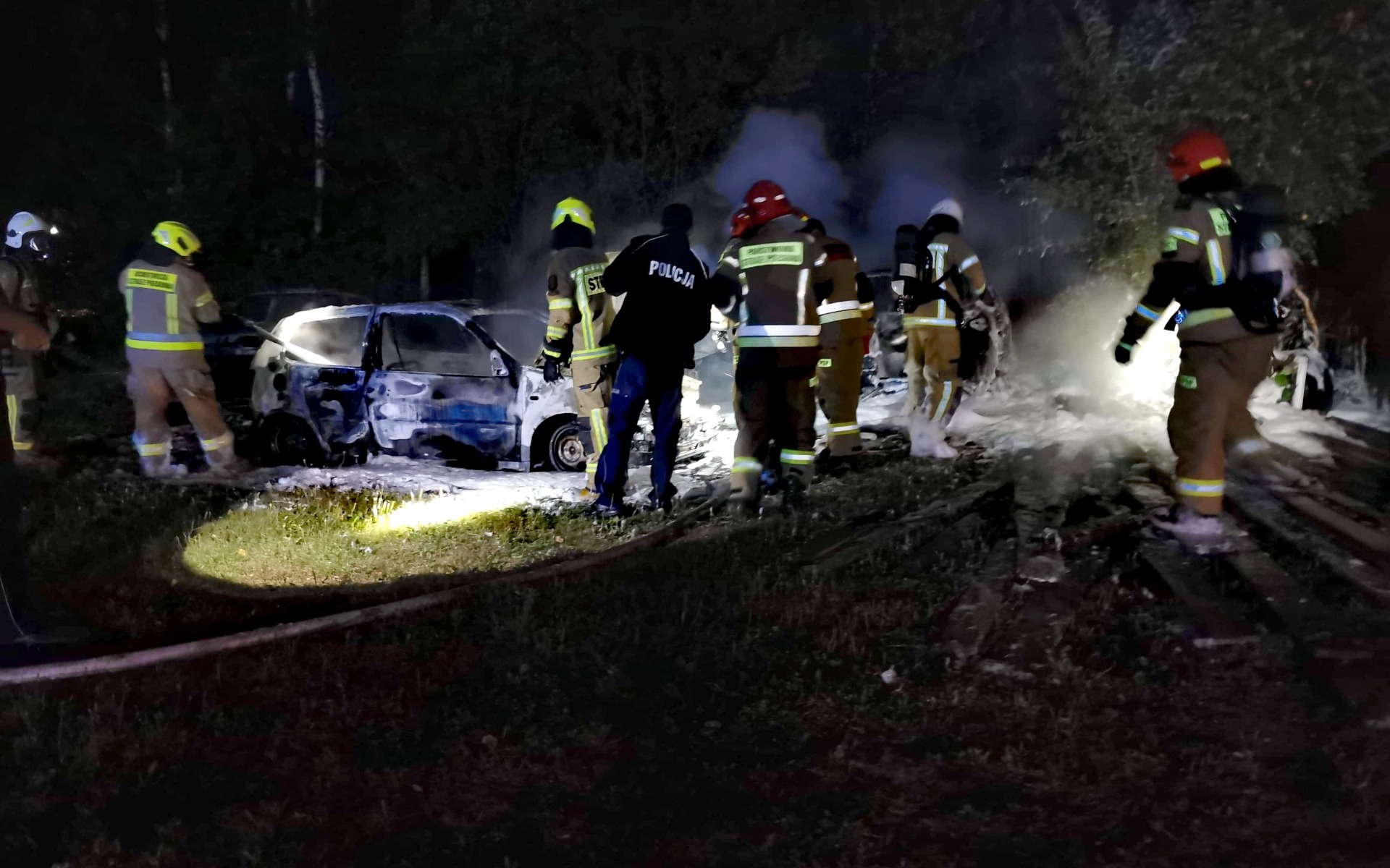 Strażacy z dwóch powiatów, gaszą pożar kilku samochodów w gminie Zator – ZDJĘCIA!