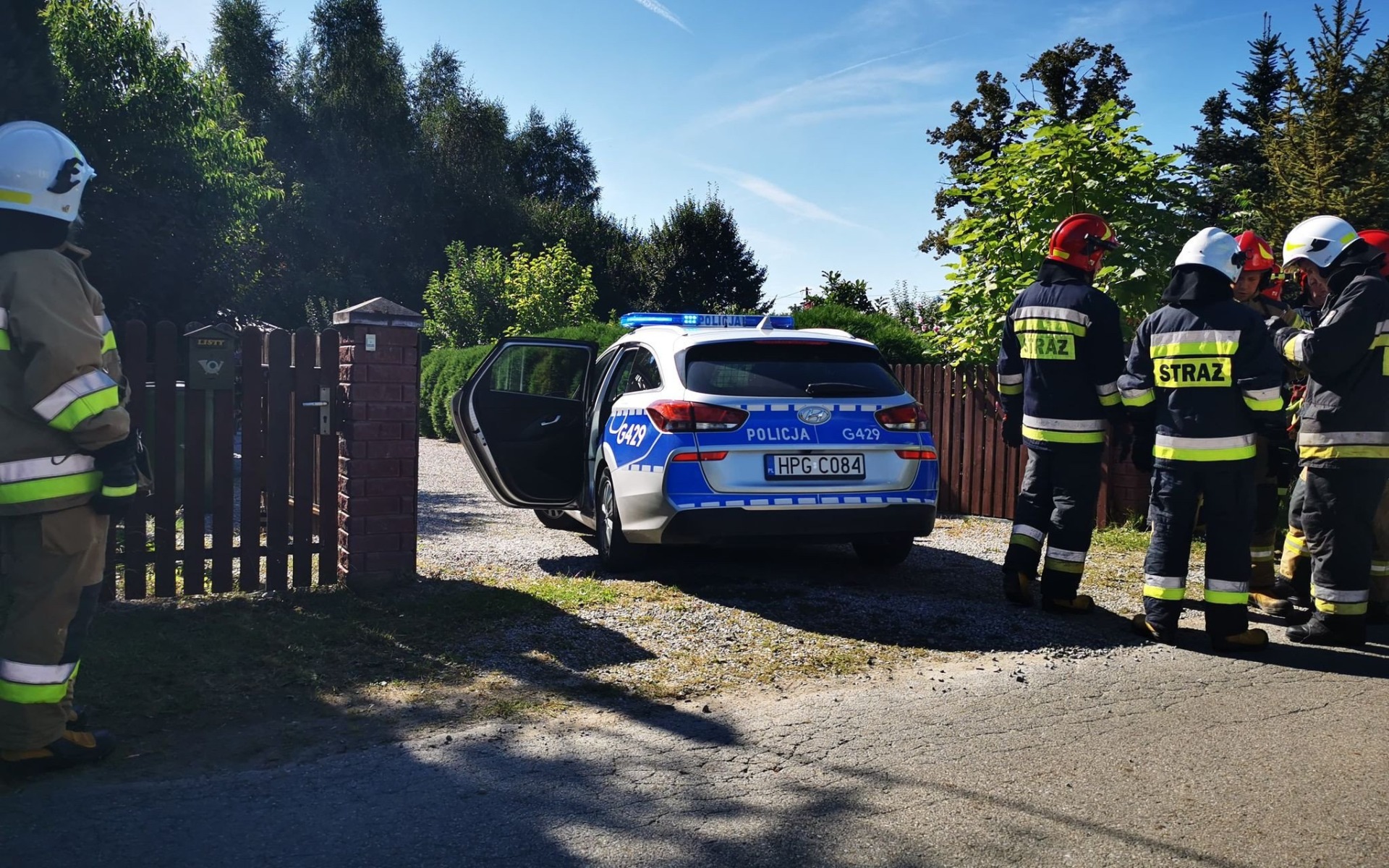 Mężczyzna miał zabić trzy osoby oraz podpalić dom. Interwencja służb ratowniczych w Nowej Wsi – ZDJĘCIA!