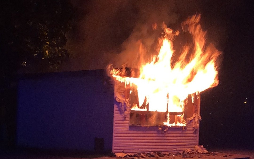 Pożar budynku w Brzeszczach. Spłonęła lodziarnia – ZDJĘCIA!