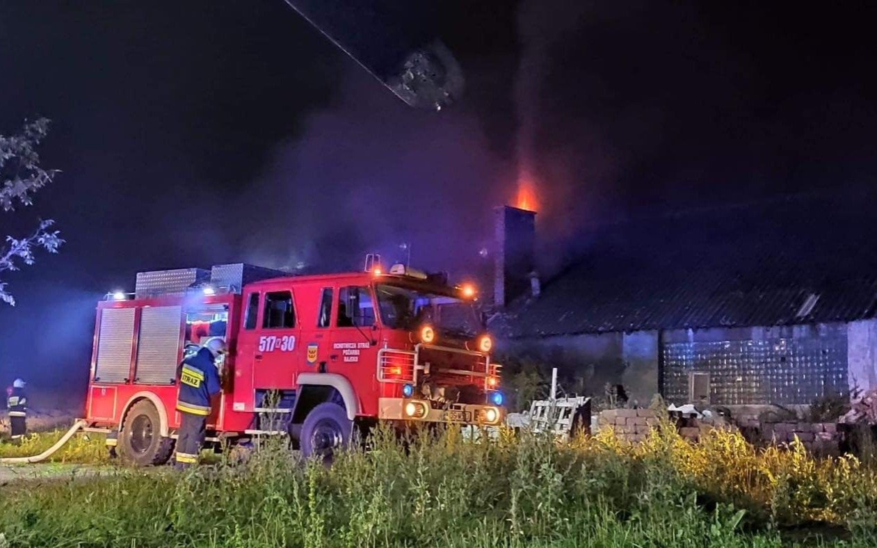Pożar budynku gospodarczego w Rajsku. W akcji kilka zastępów straży pożarnej – ZDJĘCIA!