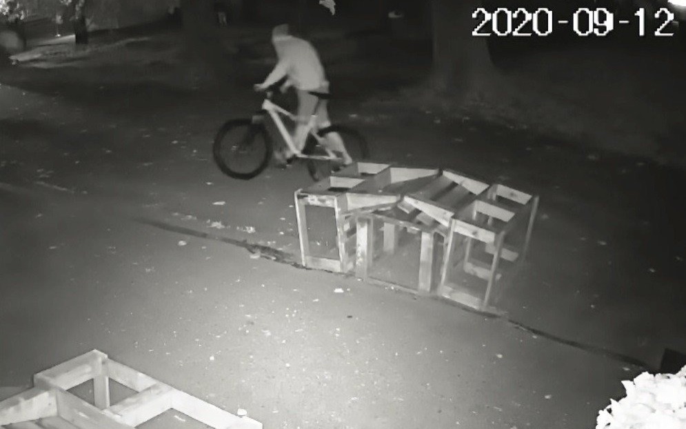 Policjanci poszukują sprawcy podpalenia lodziarni w Brzeszczach