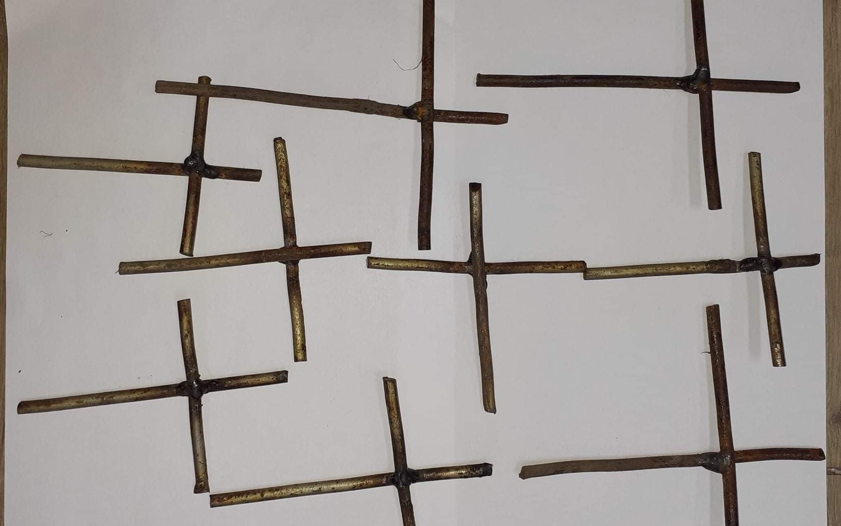 Specjalnie przygotowane i umieszczone w ziemi pręty miały doprowadzić do zranienia osób – ZDJĘCIA!