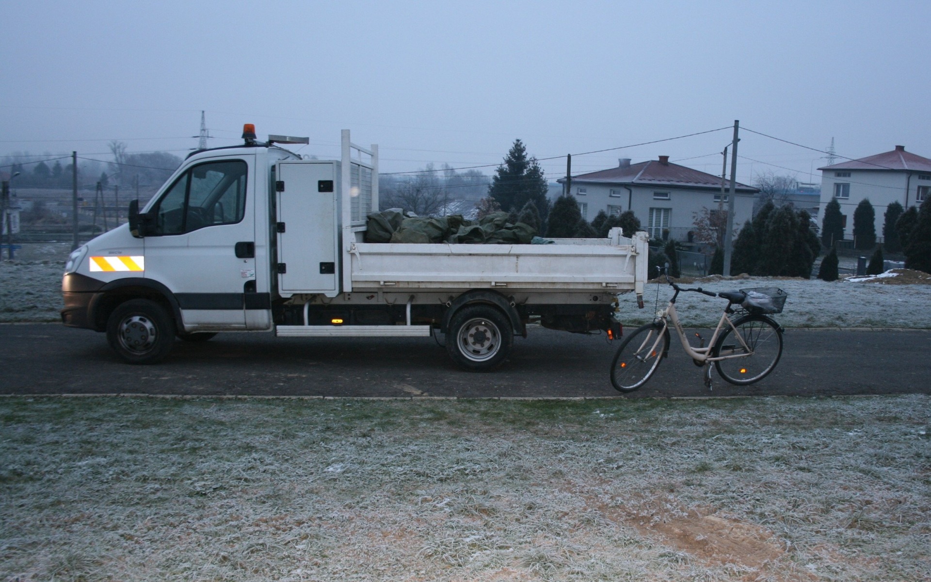 Pijana rowerzystka nie zauważyła …. dostawczaka