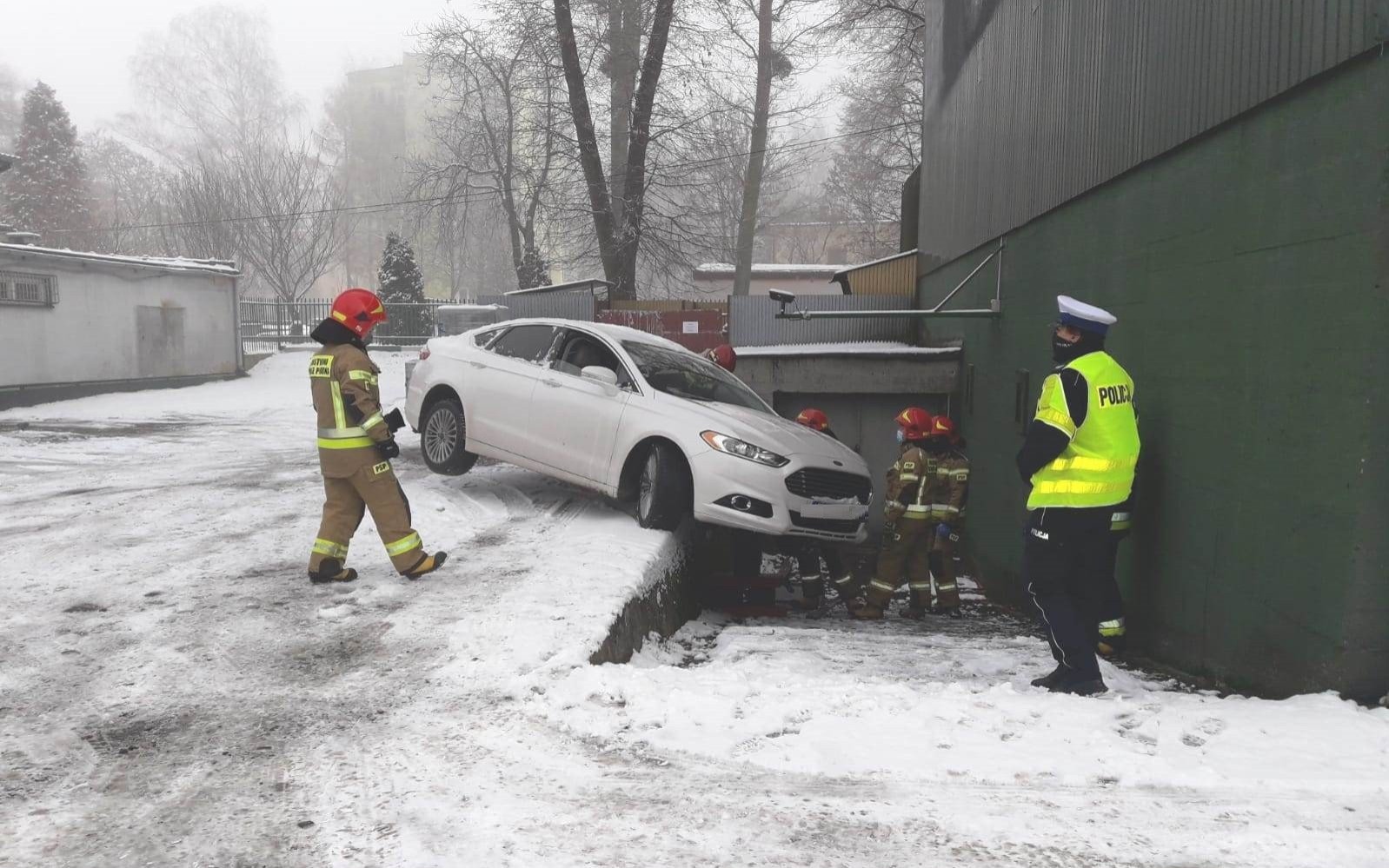 Kierująca wpadła w poślizg. Policjanci apelują o ostrożność, gdy na drogach ślisko