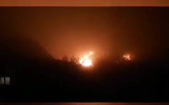 Pożar budynku w gminie Brzeszcze. W akcji kilka zastępów straży pożarnej – FILM!