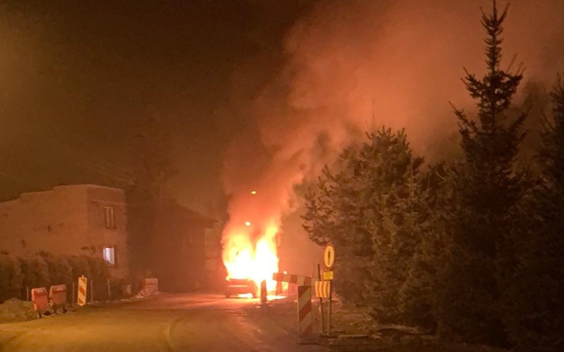 Pożar samochodu w Skidziniu – FILM!