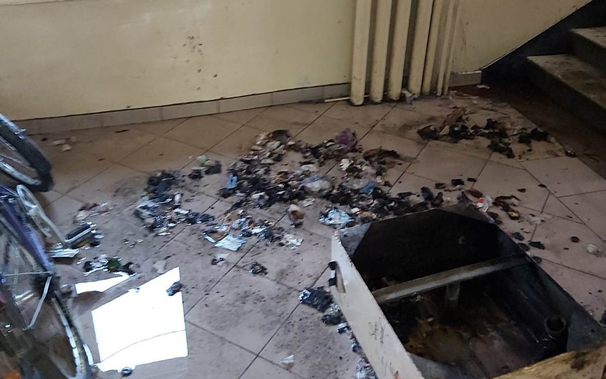 Policjanci ewakuowali mieszkańców i ugasili pożar, który wybuchł na klatce schodowej bloku